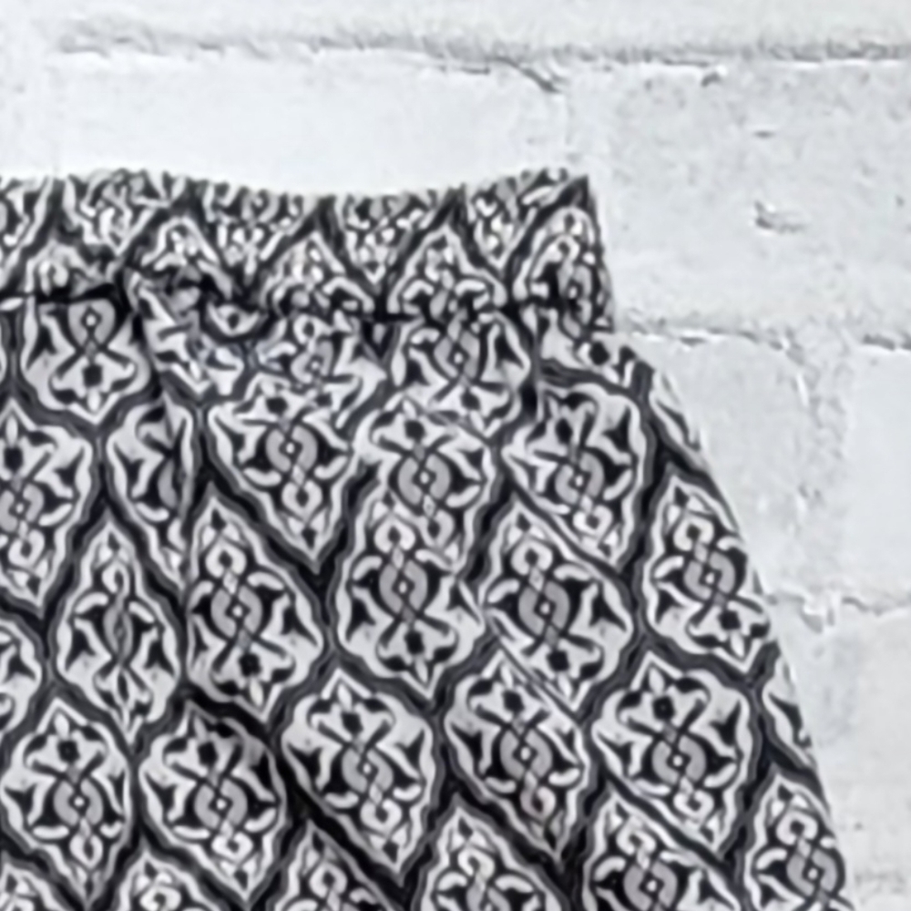H&M Medallion Pattern Pants. - Picture 5 of 5